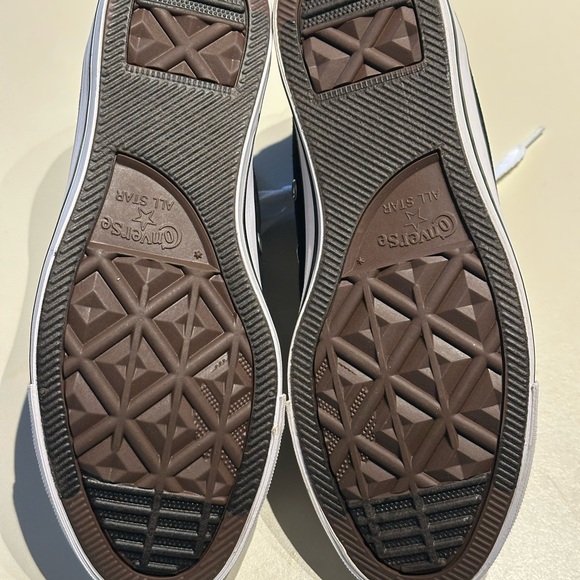 Converse Black and White High-Tops Never Been Worn - Picture 4 of 5